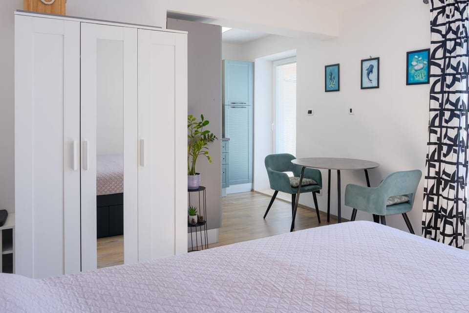 Bed, Living room, Dining area, kitchen