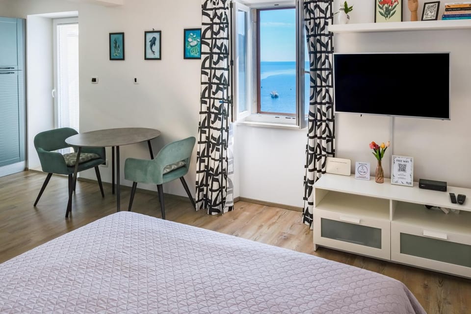 Bed, TV and multimedia, Living room, Dining area, Sea view, Sea view