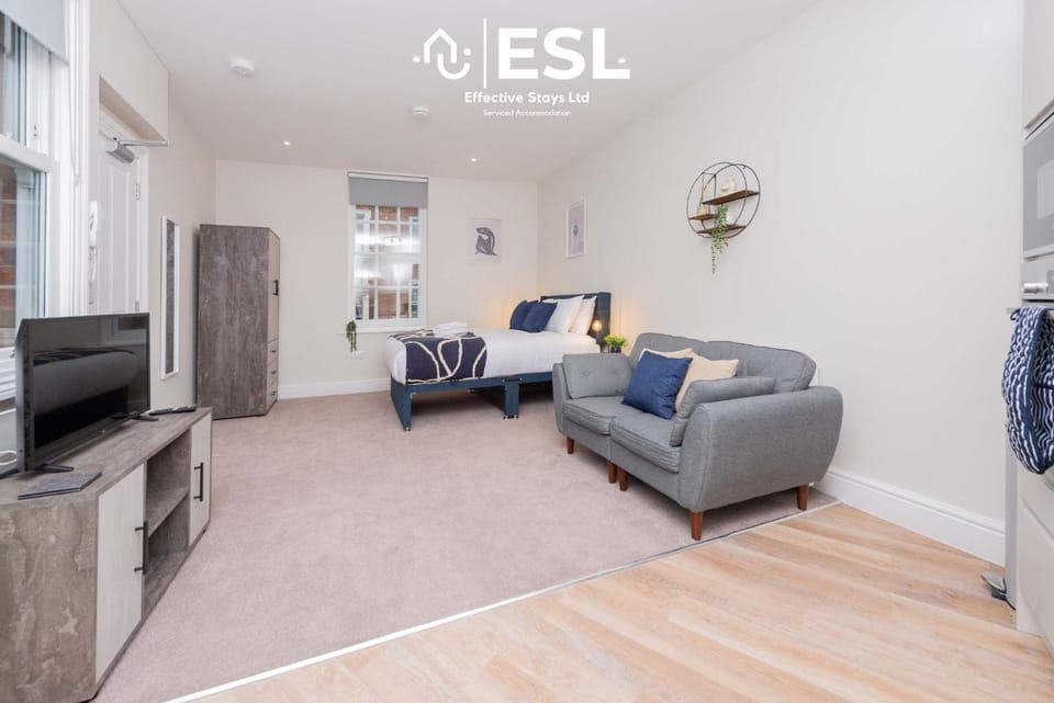 Seating area, Entertainment, hair dresser, wardrobe