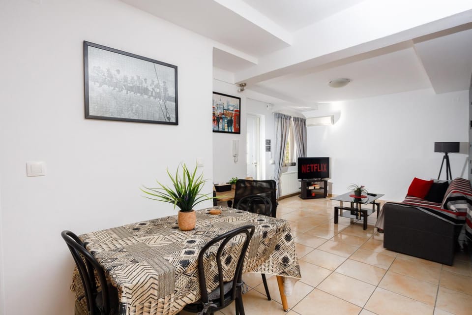 TV and multimedia, Living room, Seating area, Dining area