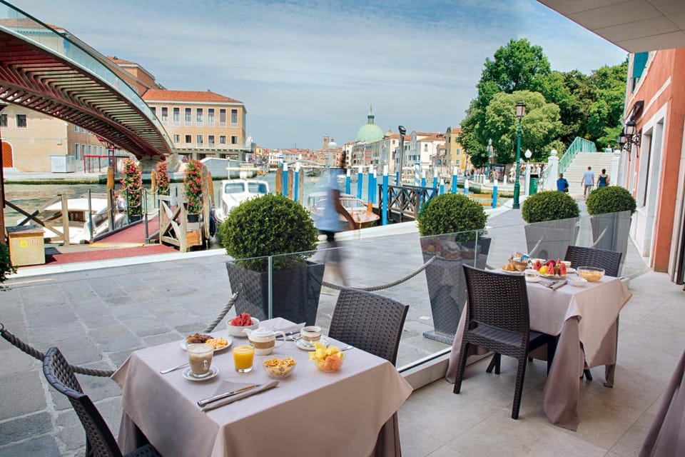 Restaurant/places to eat, Balcony/Terrace, Lounge or bar, Food and drinks, Banquet/Function facilities, Food, City view, Lake view, River view, Sea view, Street view, Meals, Breakfast, Continental breakfast, Buffet breakfast, Italian breakfast, American breakfast