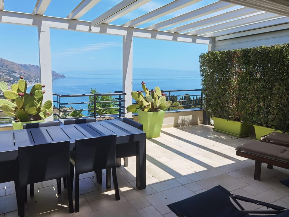 Patio, Natural landscape, Balcony/Terrace, Dining area, Sea view