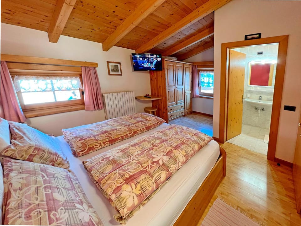 Bed, TV and multimedia, Photo of the whole room, Bedroom, wardrobe