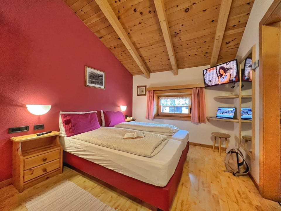 Bed, TV and multimedia, Bedroom