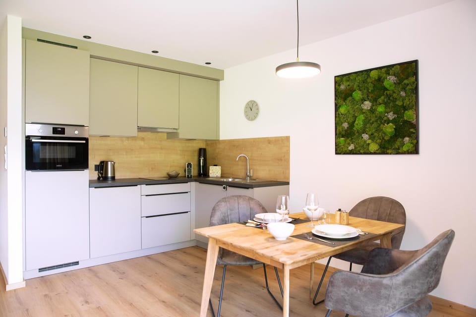 Kitchen or kitchenette, Dining area