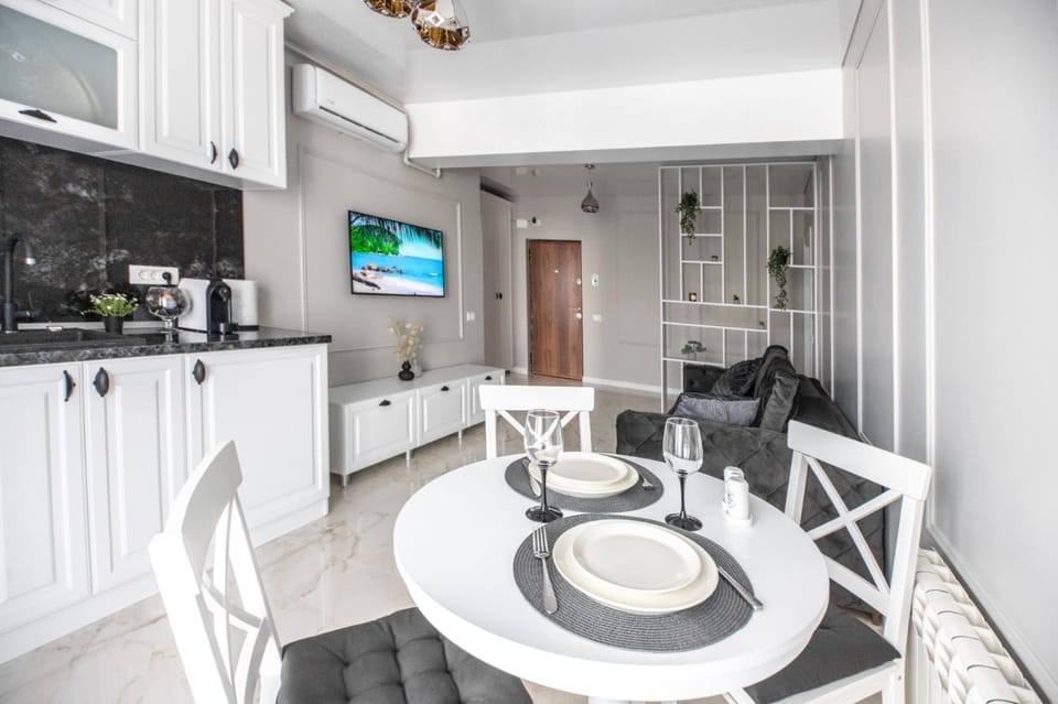 Communal lounge/ TV room, TV and multimedia, Kitchen or kitchenette, Living room, Seating area, Dining area, stove