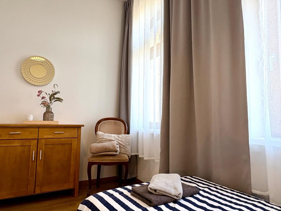 Bed, Photo of the whole room, Bedroom, soundproof, towels, wardrobe