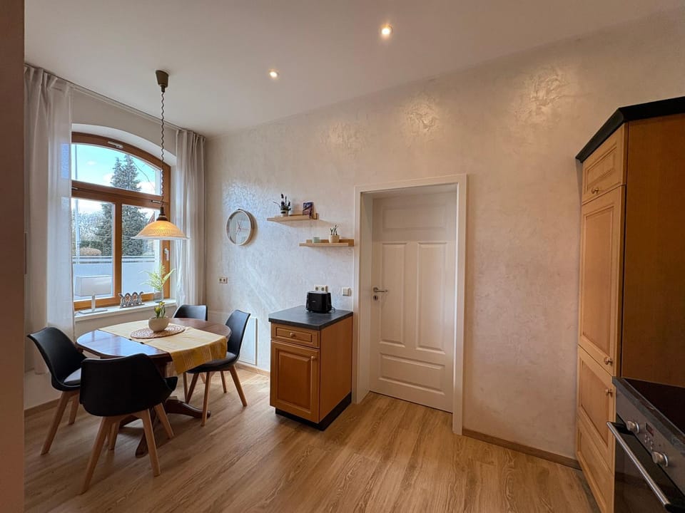 Coffee/tea facilities, Kitchen or kitchenette, Dining area, Street view, dishwasher, oven, pet friendly, stove, toaster