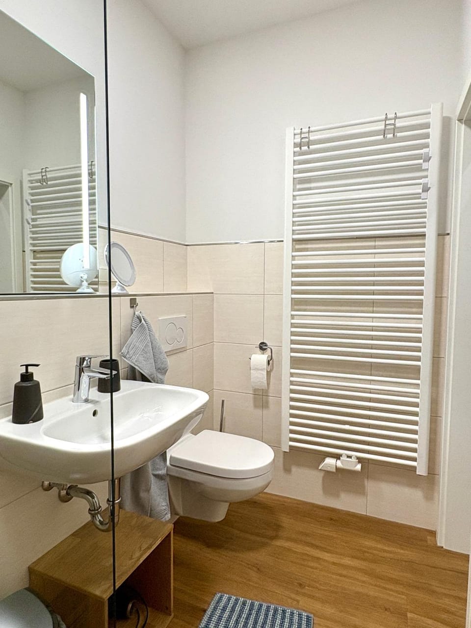 Shower, Toilet, Bathroom, heating, towels