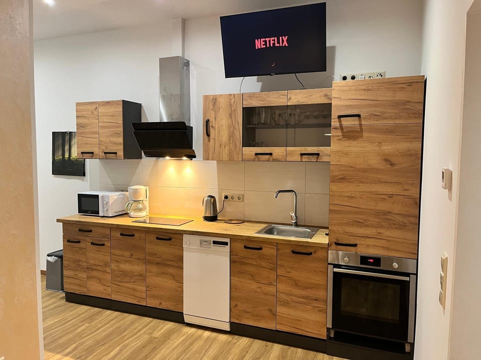 TV and multimedia, Coffee/tea facilities, Kitchen or kitchenette, microwave, oven, pet friendly, stove, toaster, kitchen