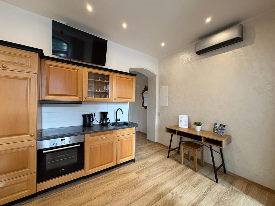 Communal lounge/ TV room, TV and multimedia, Coffee/tea facilities, Kitchen or kitchenette, oven, pet friendly, stove, toaster, air conditioner