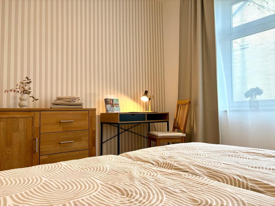 Bed, Photo of the whole room, Bedroom, Inner courtyard view, internet, wardrobe