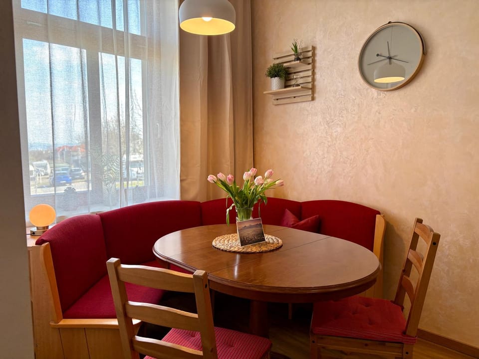 Children play ground, Seating area, Dining area, internet, pet friendly, kitchen