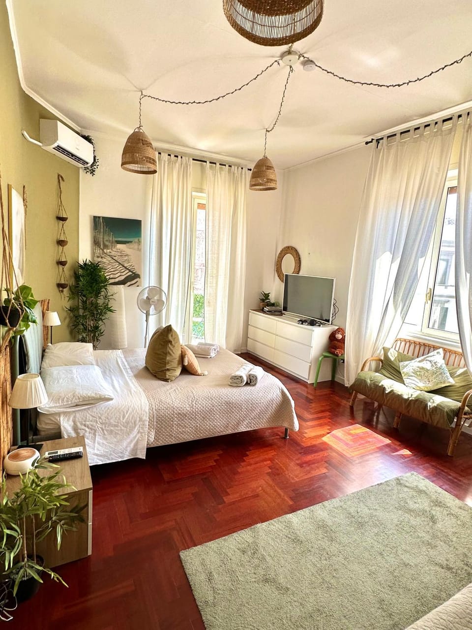 Bed, TV and multimedia, Living room, Photo of the whole room, Bedroom, towels, air conditioner