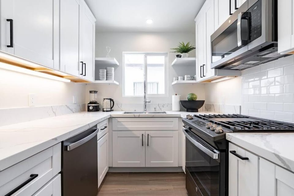 Coffee/tea facilities, Kitchen or kitchenette, dishwasher, oven, stove, toaster