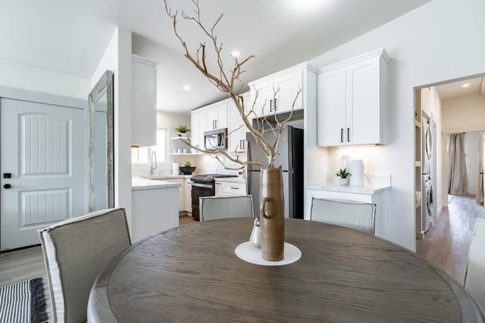 Kitchen or kitchenette, Seating area, Dining area, stove