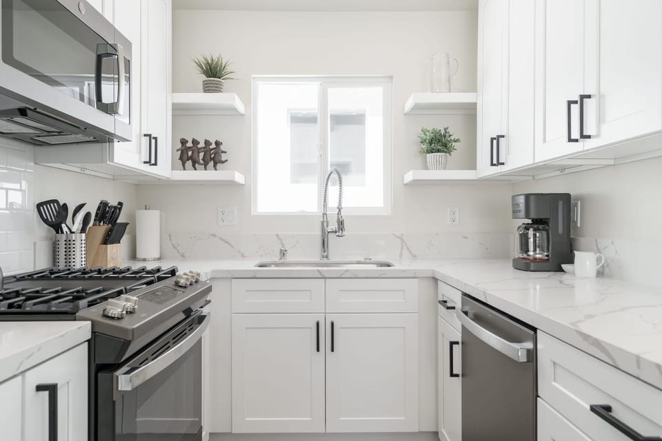 Coffee/tea facilities, Kitchen or kitchenette, dishwasher, stove, toaster