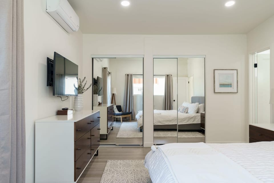 Bed, TV and multimedia, Photo of the whole room, Seating area, Bedroom