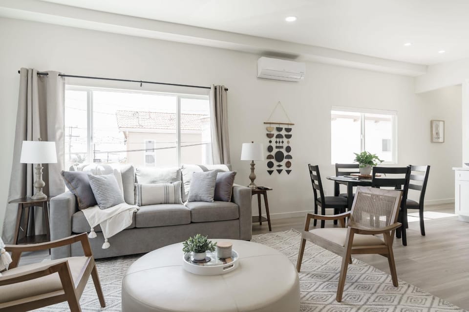 Living room, Seating area, Dining area, air conditioner