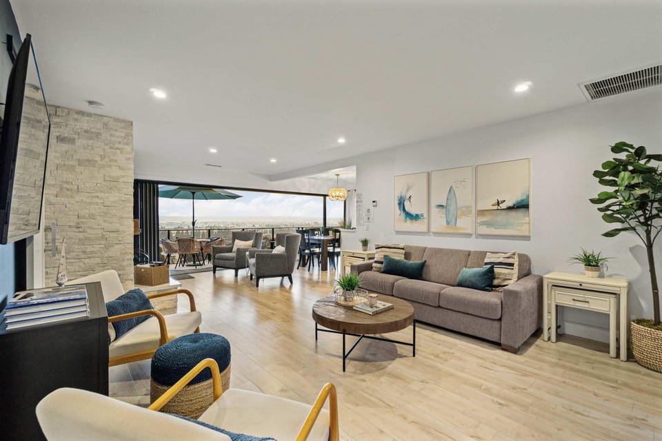 The California - On Top of San Diego in a Hot Tub House in Point Loma