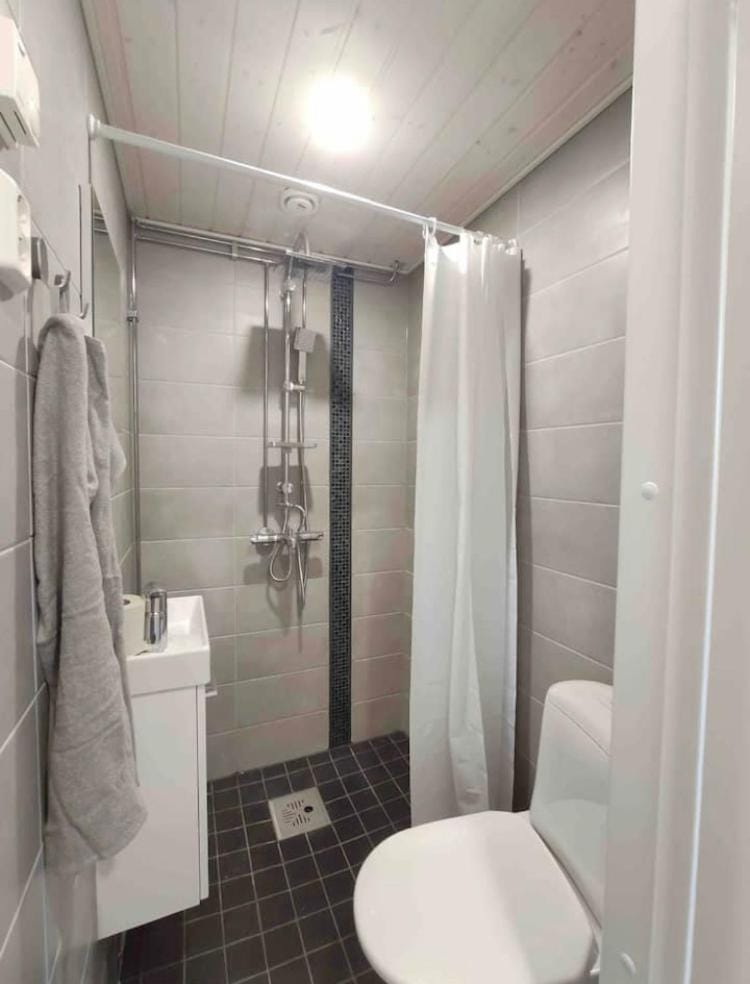 Shower, Toilet, Bathroom, towels