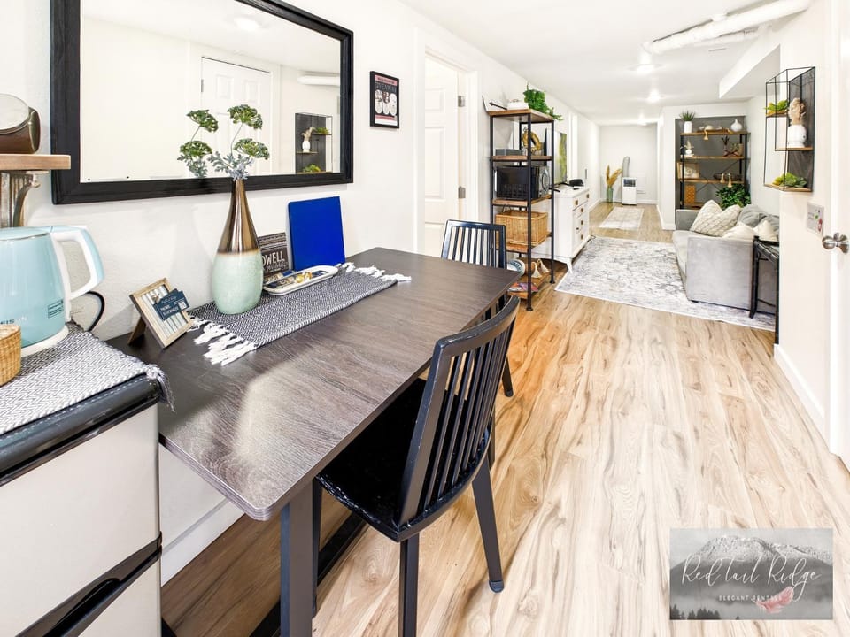 Photo of the whole room, Dining area