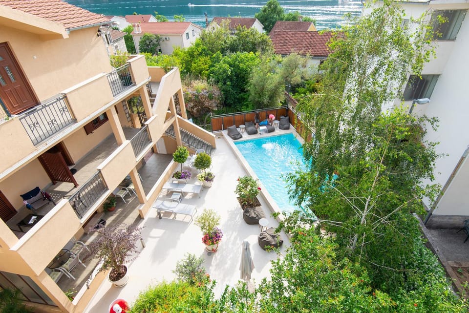 Bird's eye view, Pool view