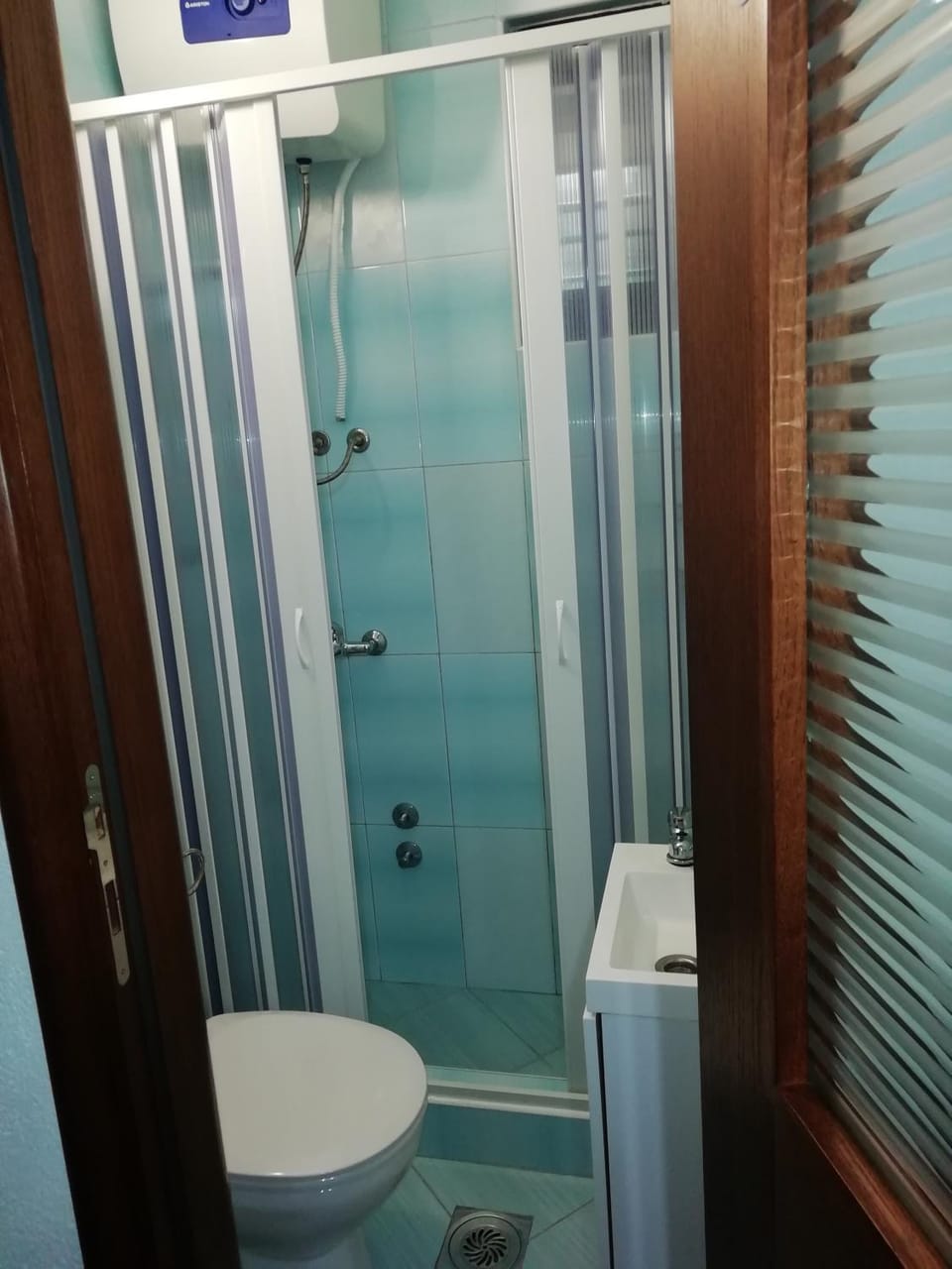 Shower, Toilet