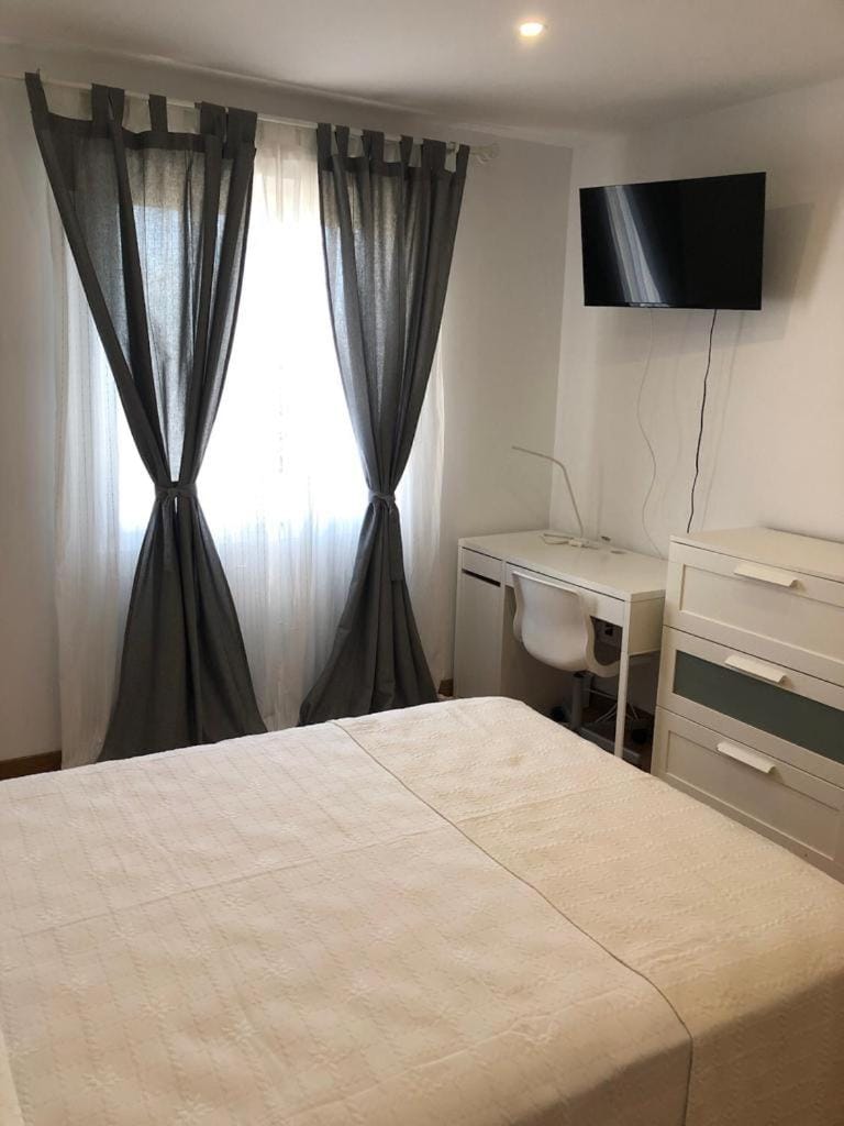 Bed, TV and multimedia, Photo of the whole room