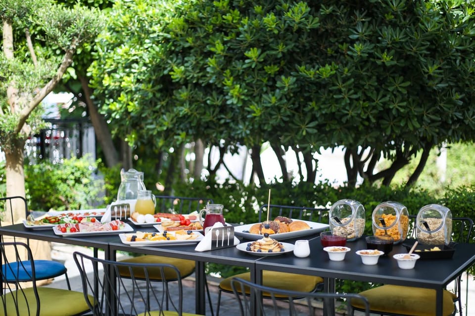 Restaurant/places to eat, Spring, Day, Garden, Food and drinks, Food, Garden view, Breakfast, Buffet breakfast, Drinks
