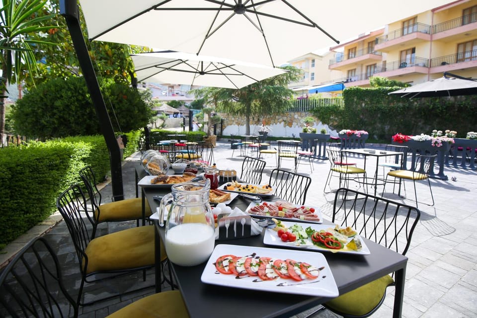 Restaurant/places to eat, Day, Food and drinks, Banquet/Function facilities, Food, Breakfast, Buffet breakfast, Drinks