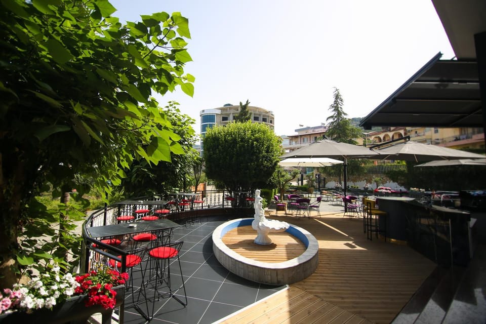 Restaurant/places to eat, Day, Garden view