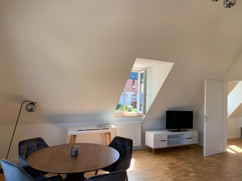 TV and multimedia, Living room, Seating area, Dining area