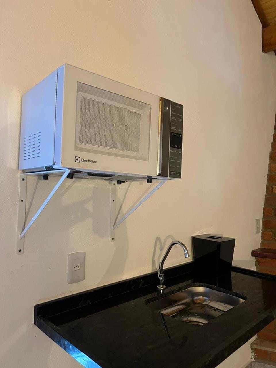 Kitchen or kitchenette, minibar