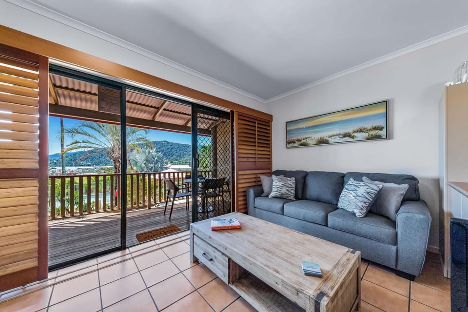 Patio, View (from property/room), Balcony/Terrace, Living room, Seating area