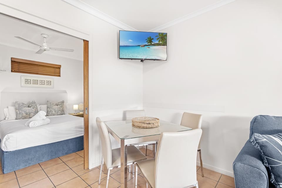 Bed, TV and multimedia, Seating area, Bedroom