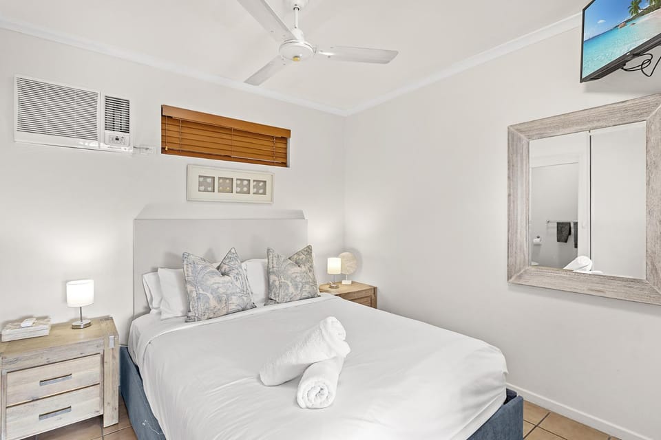 Bed, TV and multimedia, Bedroom, towels, air conditioner