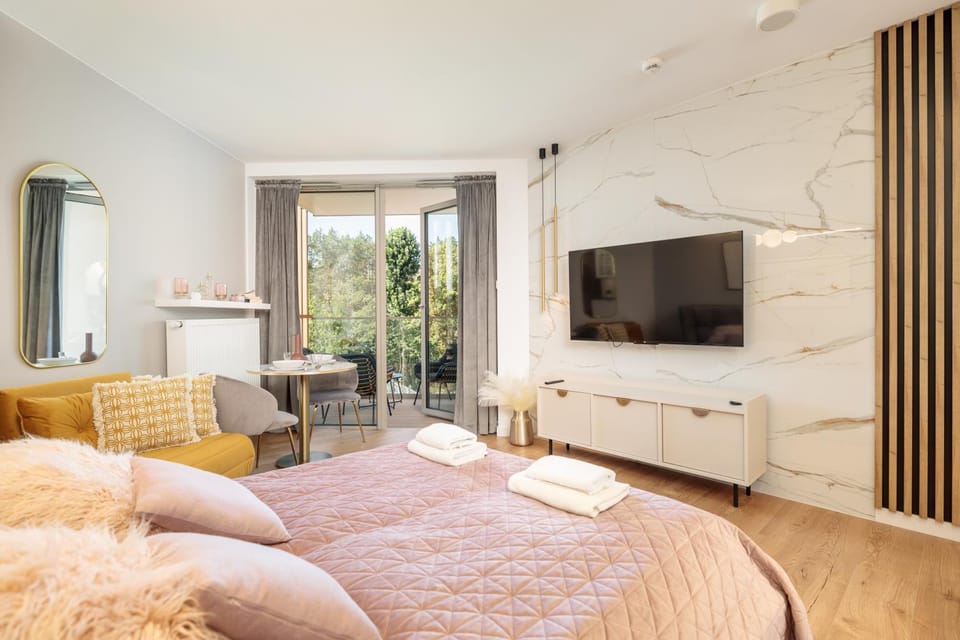 Bed, Living room, Photo of the whole room, Seating area, Bedroom