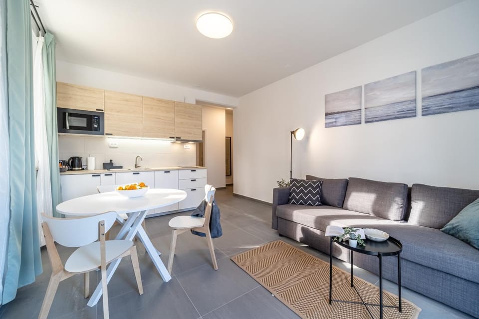 Kitchen or kitchenette, Living room, Seating area, Dining area, minibar, stove