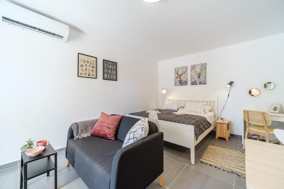 Bed, Photo of the whole room, air conditioner