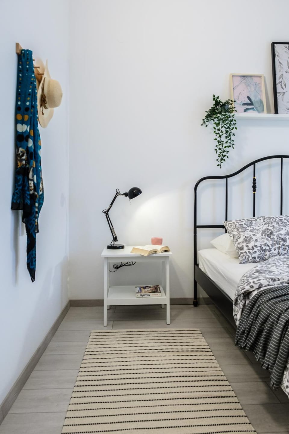 Bed, Bedroom, hair dresser