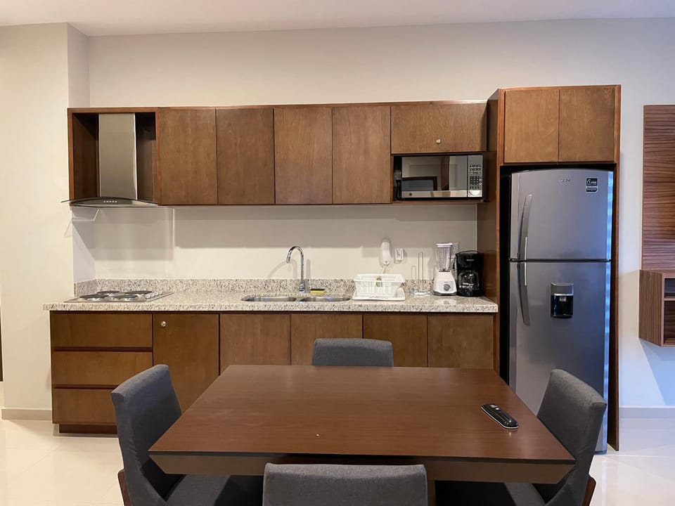 Kitchen or kitchenette, Dining area, minibar