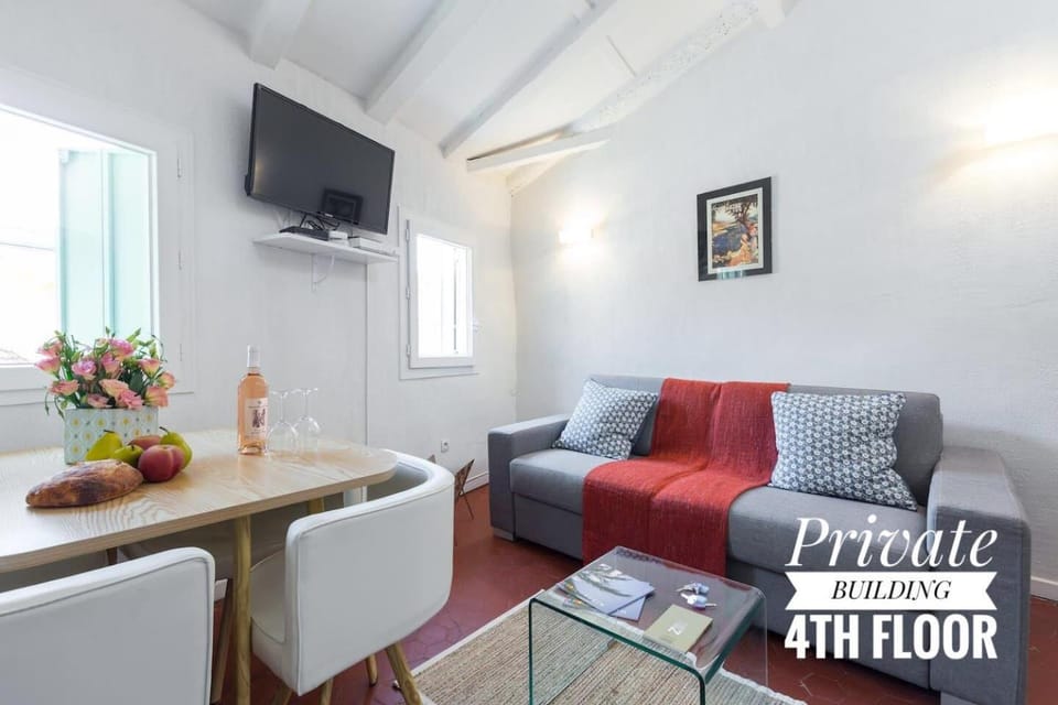 PRIVATE BUILDING, 4 APTS, UNIQUE AT NICE- OLD TOWN Apartment in Nice