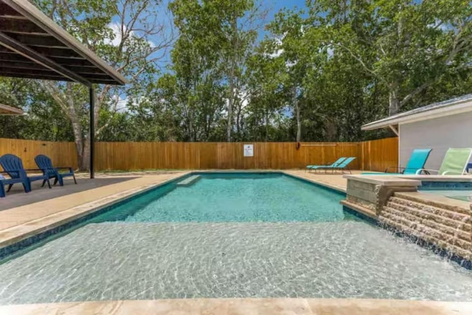 Swimming pool