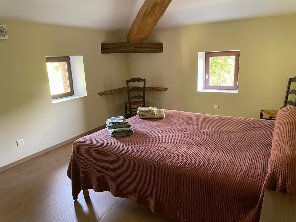 Bed, Photo of the whole room, Seating area, towels
