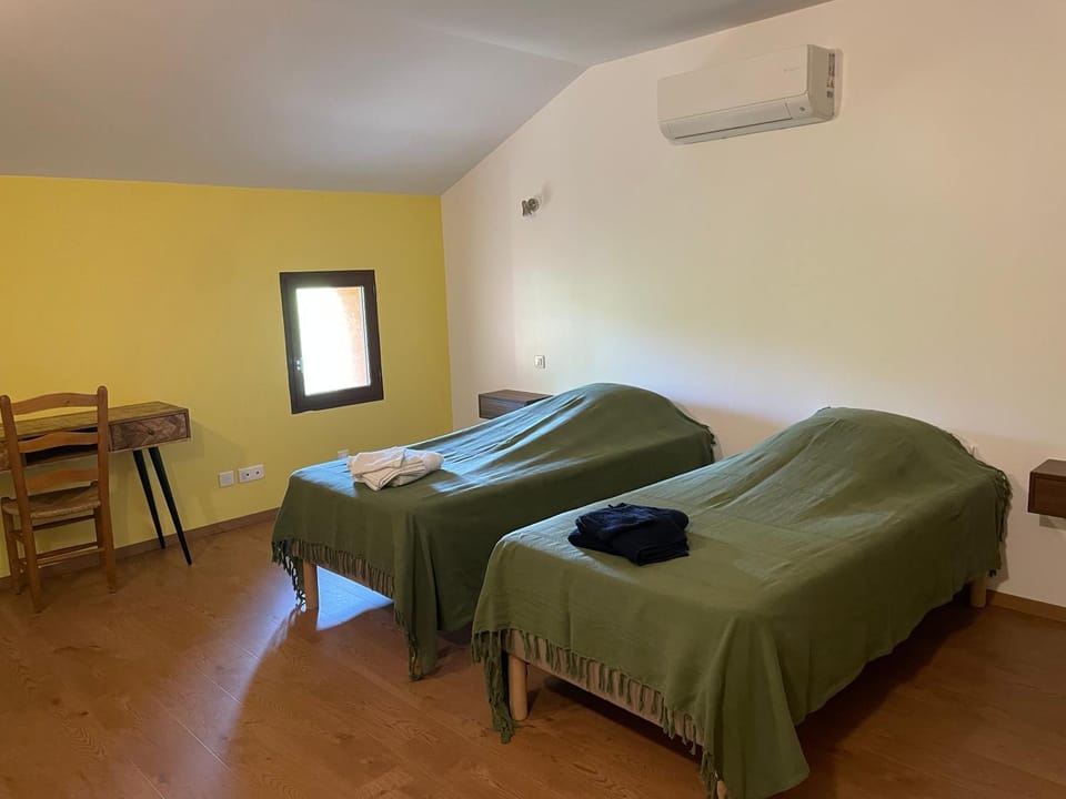 Bed, Bedroom, air conditioner