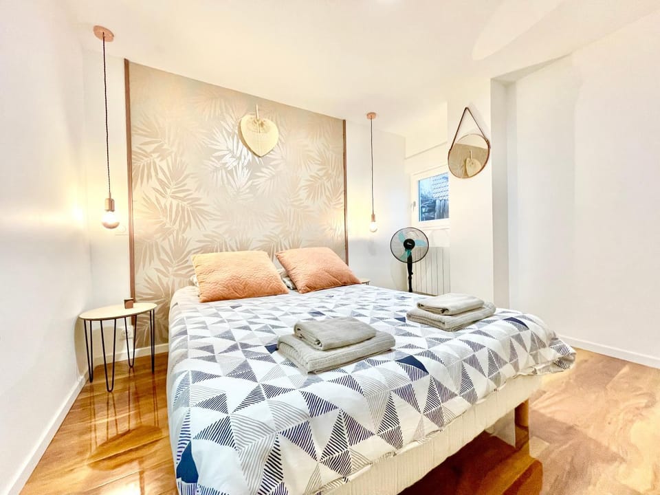 Bed, Photo of the whole room, Bedroom, towels, wardrobe