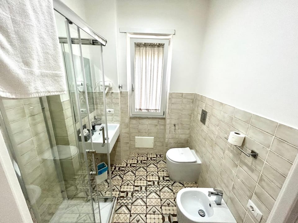 Shower, Toilet, Bathroom, bidet, towels