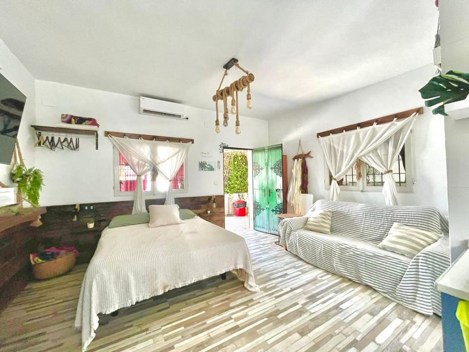 Bed, Living room, Photo of the whole room, Seating area, Bedroom, fireplace, air conditioner