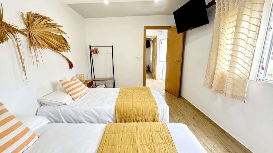 Bed, TV and multimedia, Photo of the whole room, Bedroom, Sea view, air conditioner